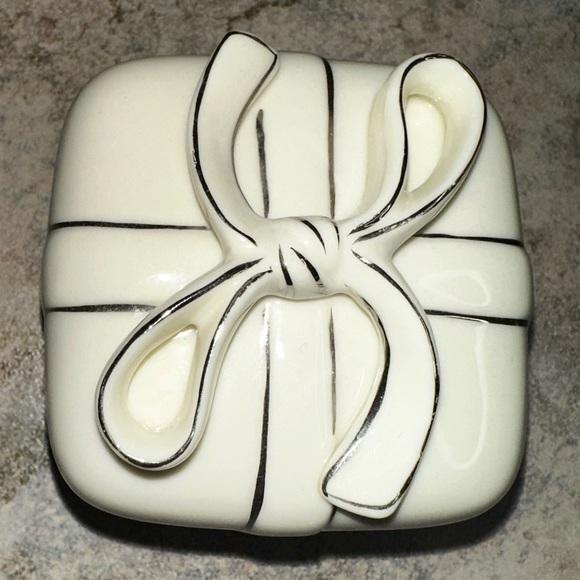 Vintage bow trinket box - Picture 2 of 4